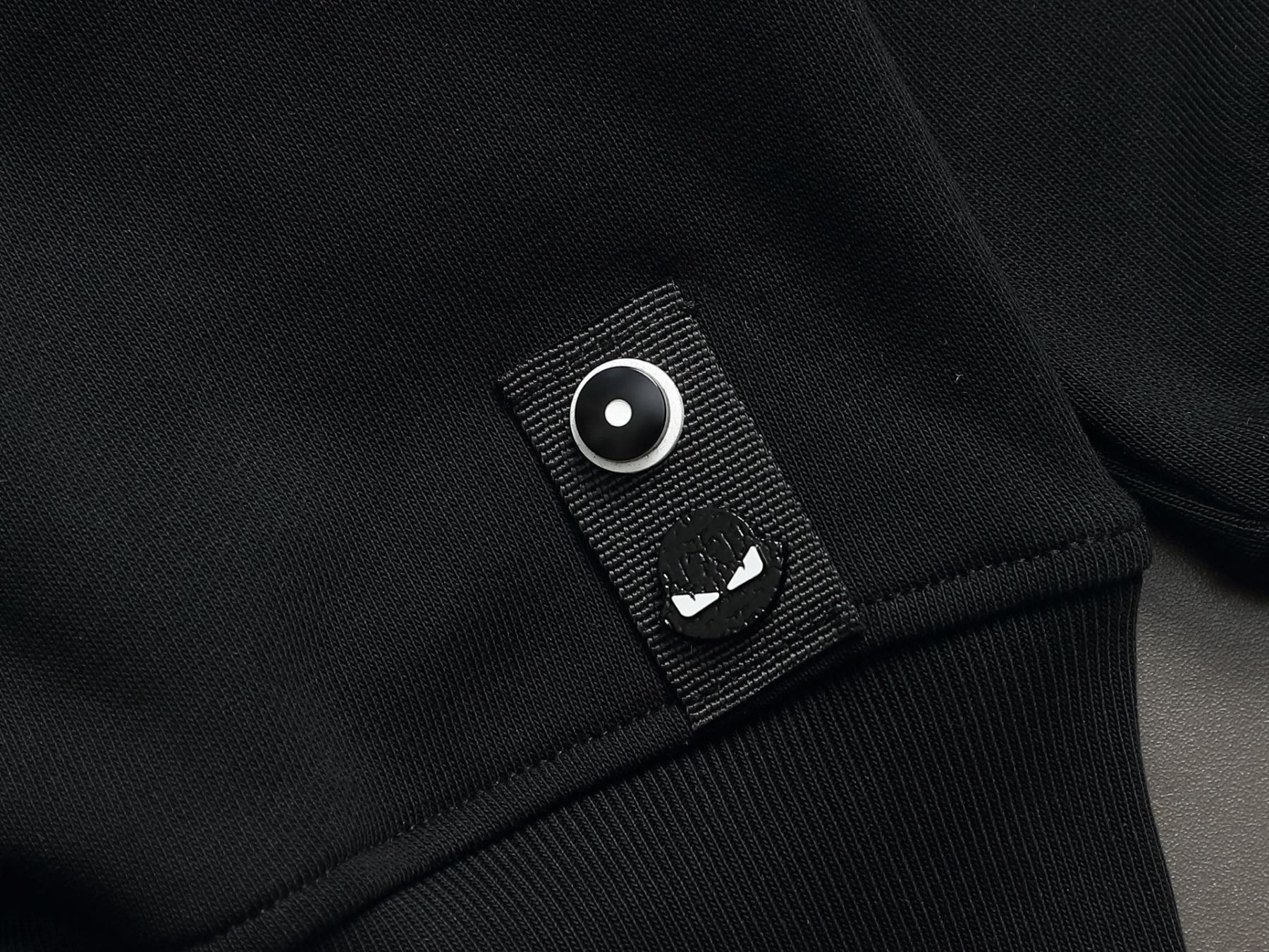 【FENDI】長袖 T シャツ