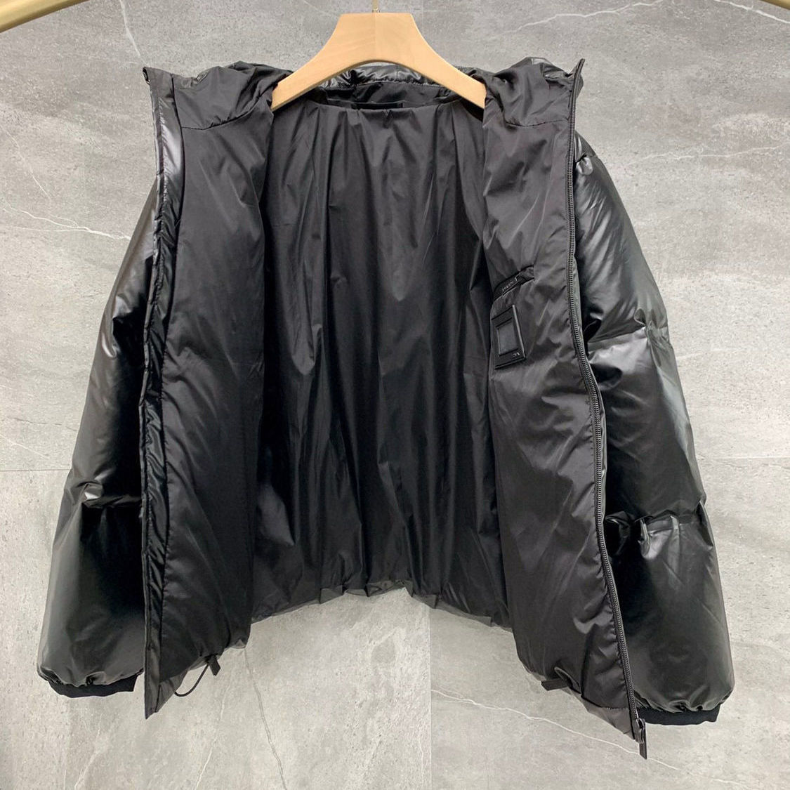 PRADA  ダウンジャケット 代金引換 送料無料  おうちで試着