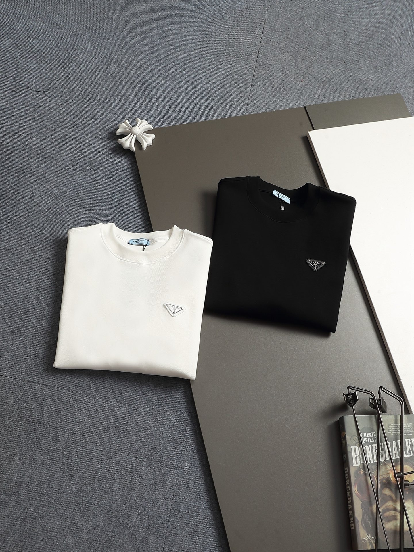 【PRADA】長袖 T シャツ