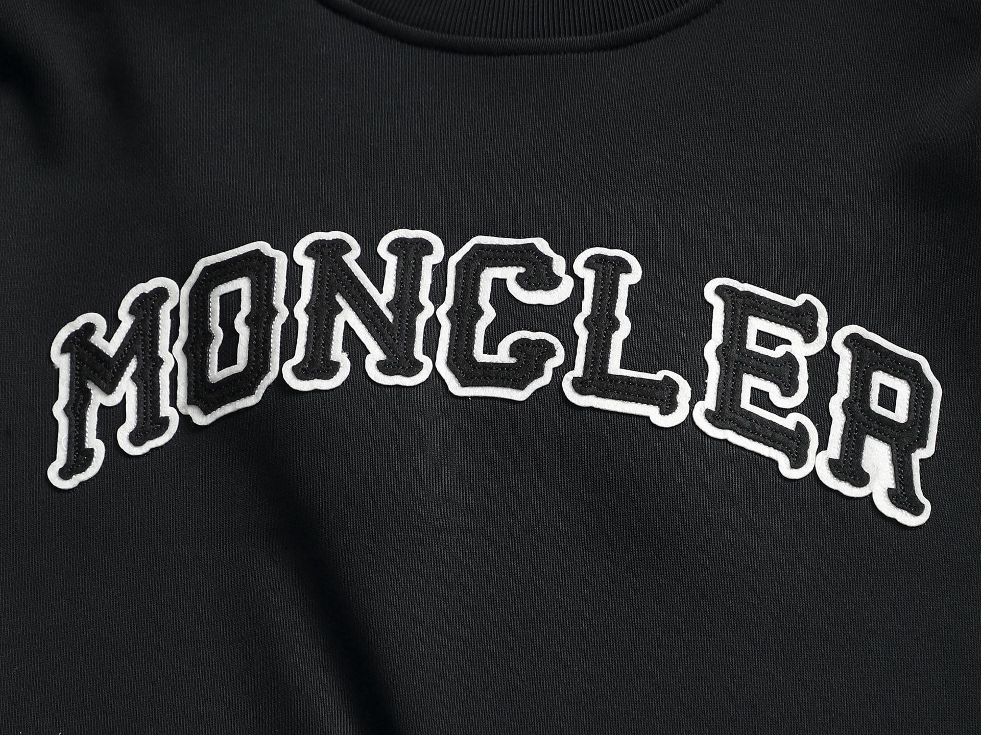 【MONCLER】刺繍長袖 T シャツ