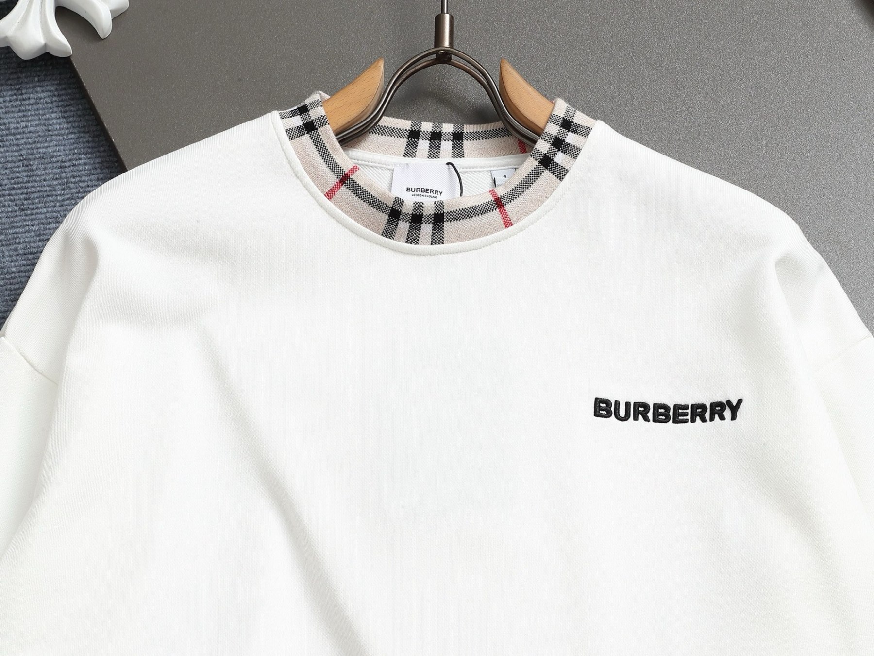 【BURBERRY】刺繍長袖 T シャツ