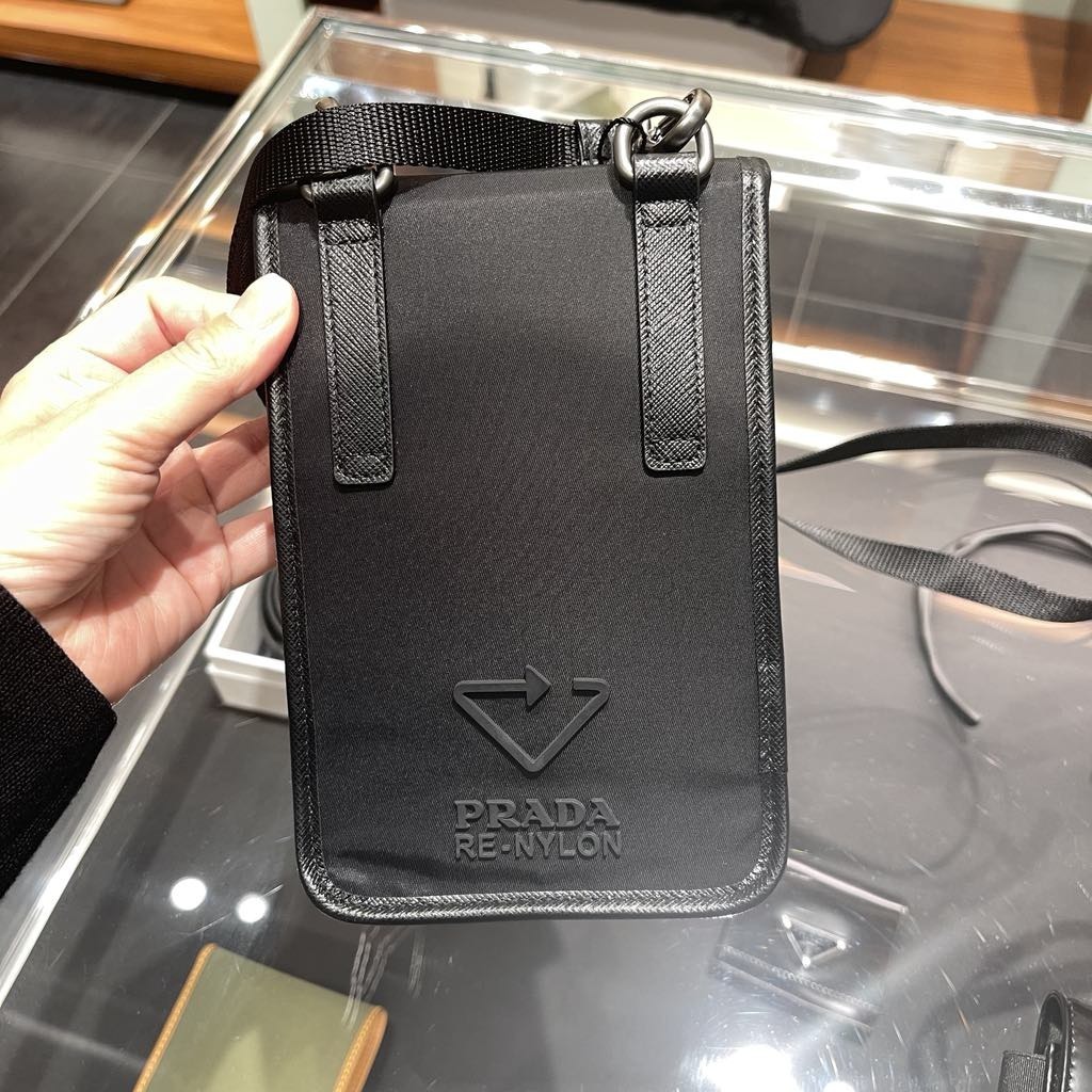 ★PRADA★RE-NYLONスマートフォンケース ショルダーバッグ2ZH109