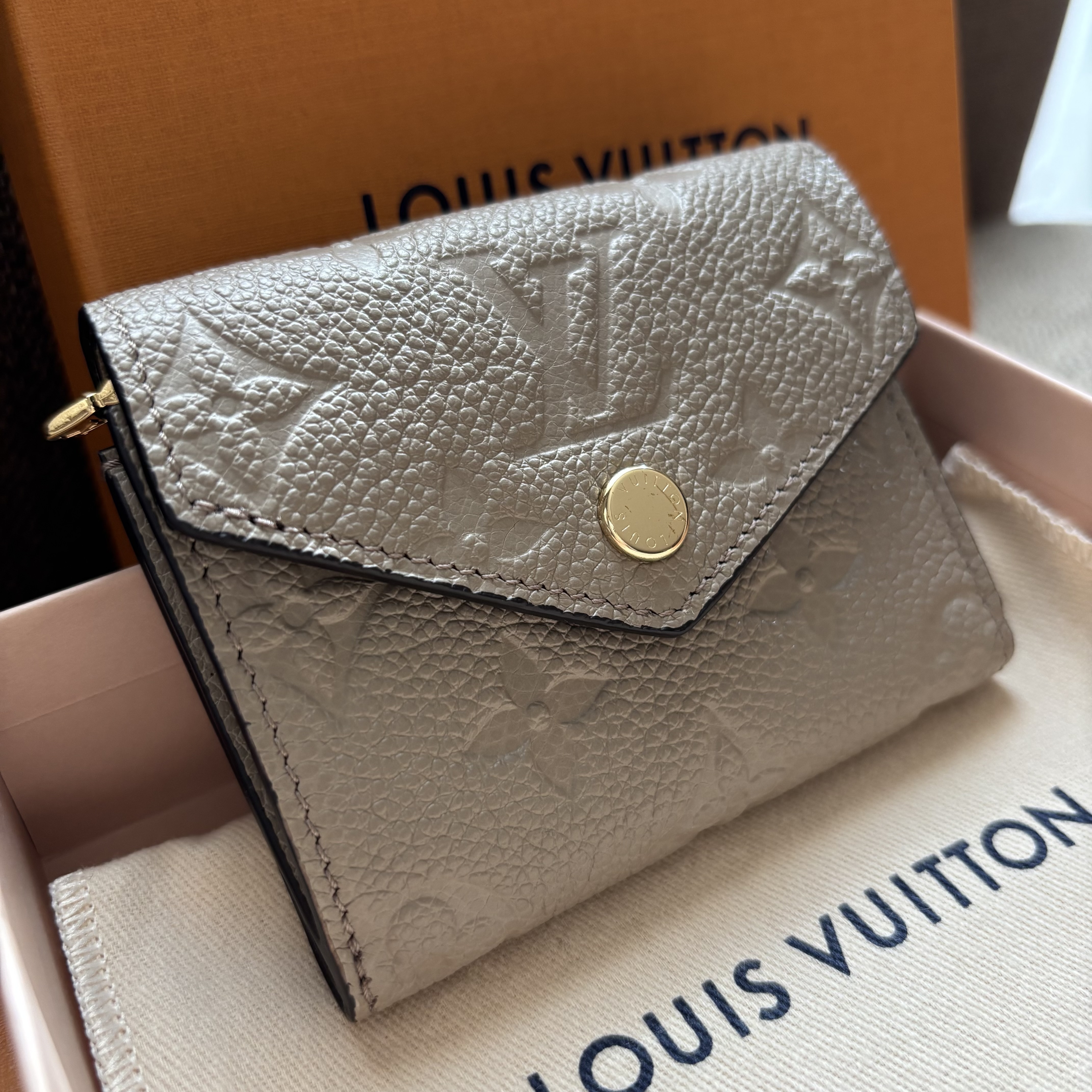 サイズ感がいい♪【 LOUIS VUITTON 】ポルトフォイユゾエ財布