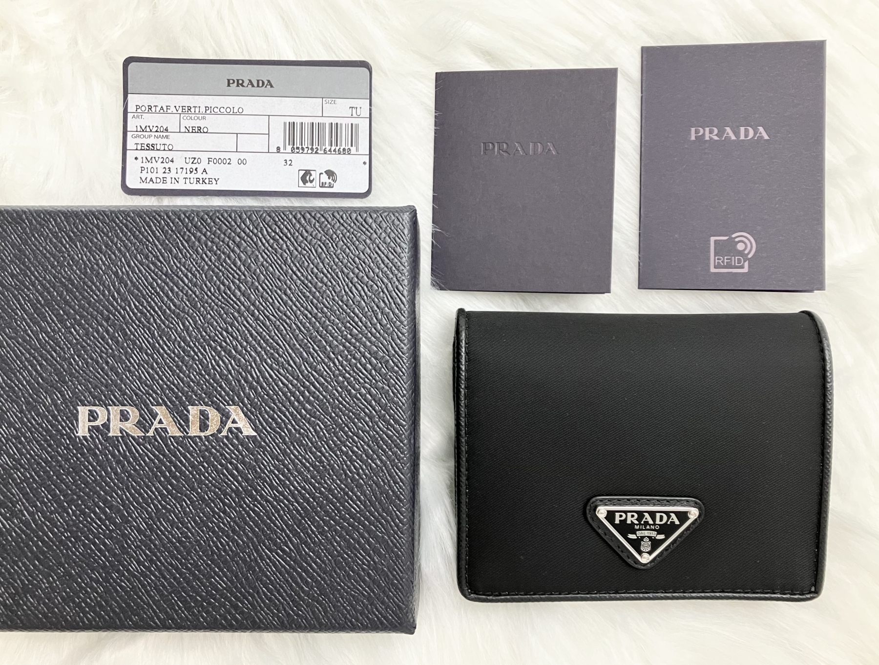【PRADA】VIPセール♪ ナイロンxサファイアーノ 二つ折り財布♪