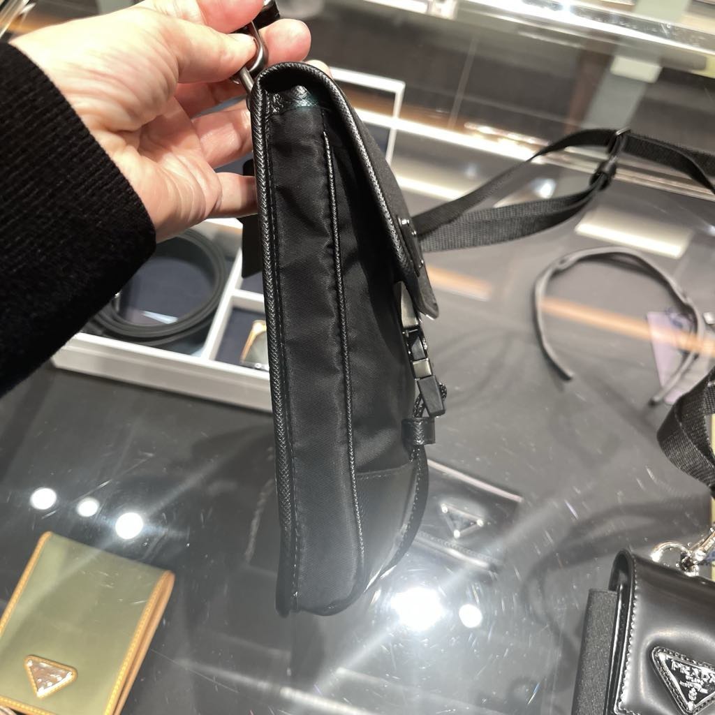 ★PRADA★RE-NYLONスマートフォンケース ショルダーバッグ2ZH109