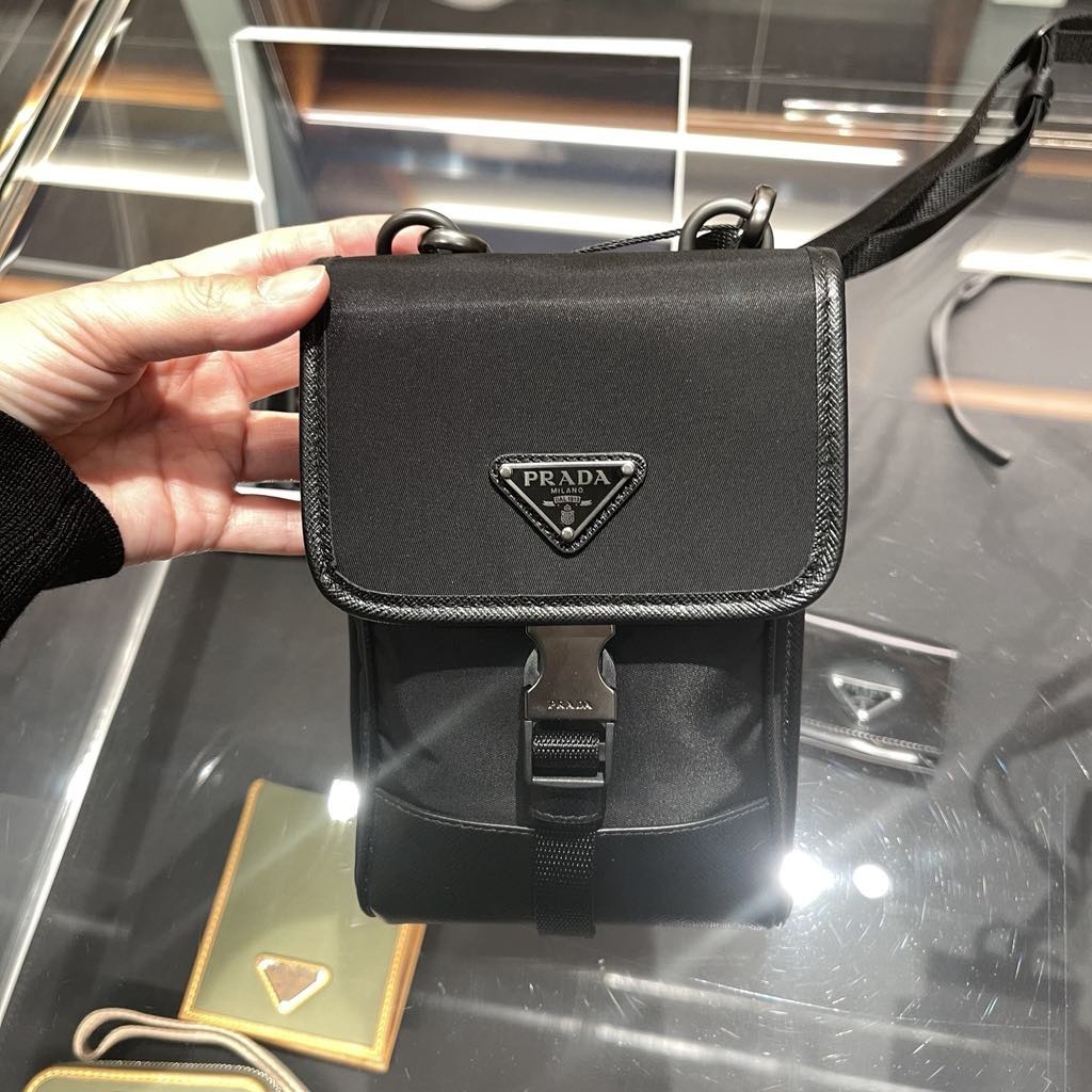 ★PRADA★RE-NYLONスマートフォンケース ショルダーバッグ2ZH109