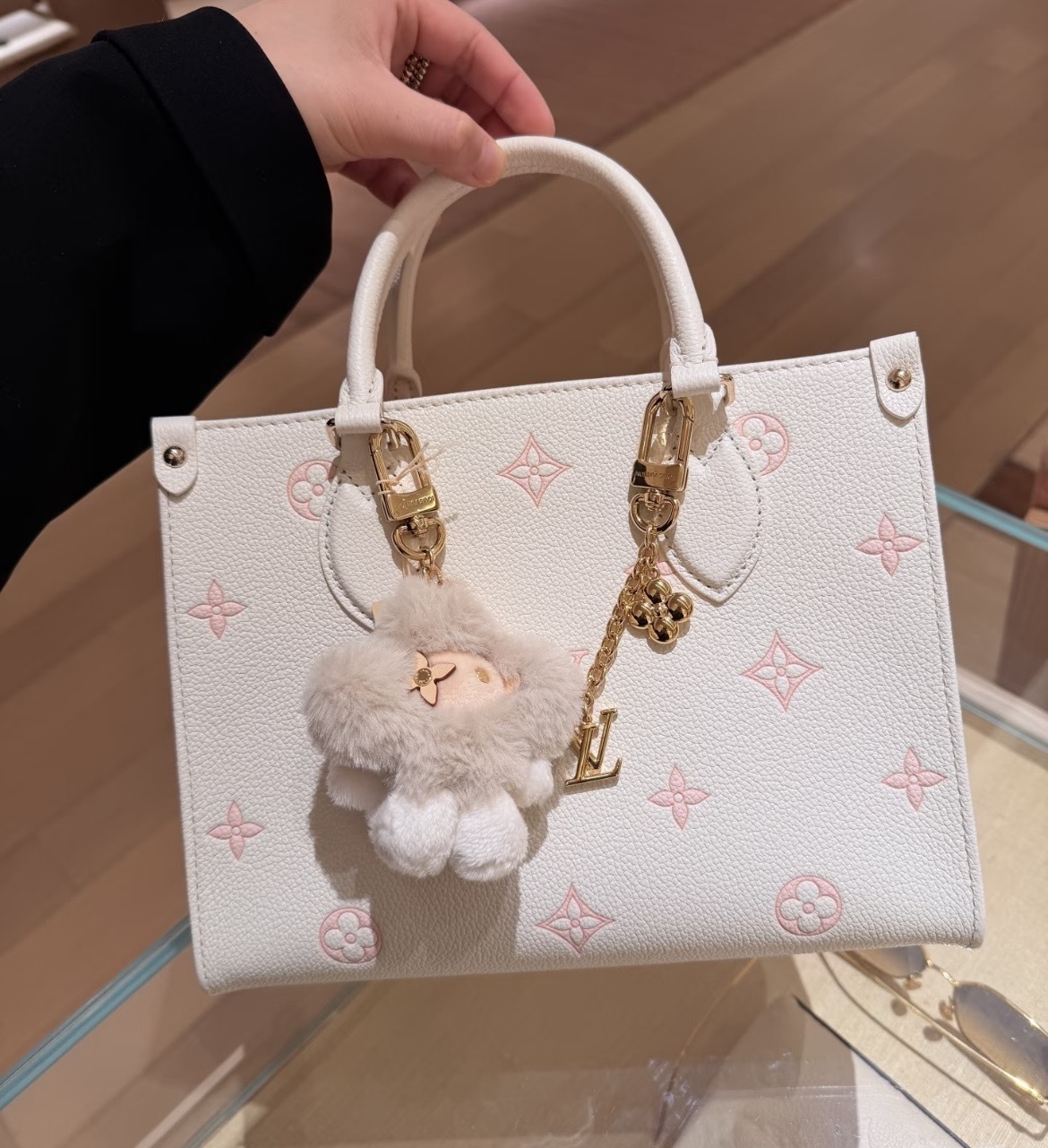 【上品なミルキーカラー♪】Louis Vuitton★オンザゴー PM