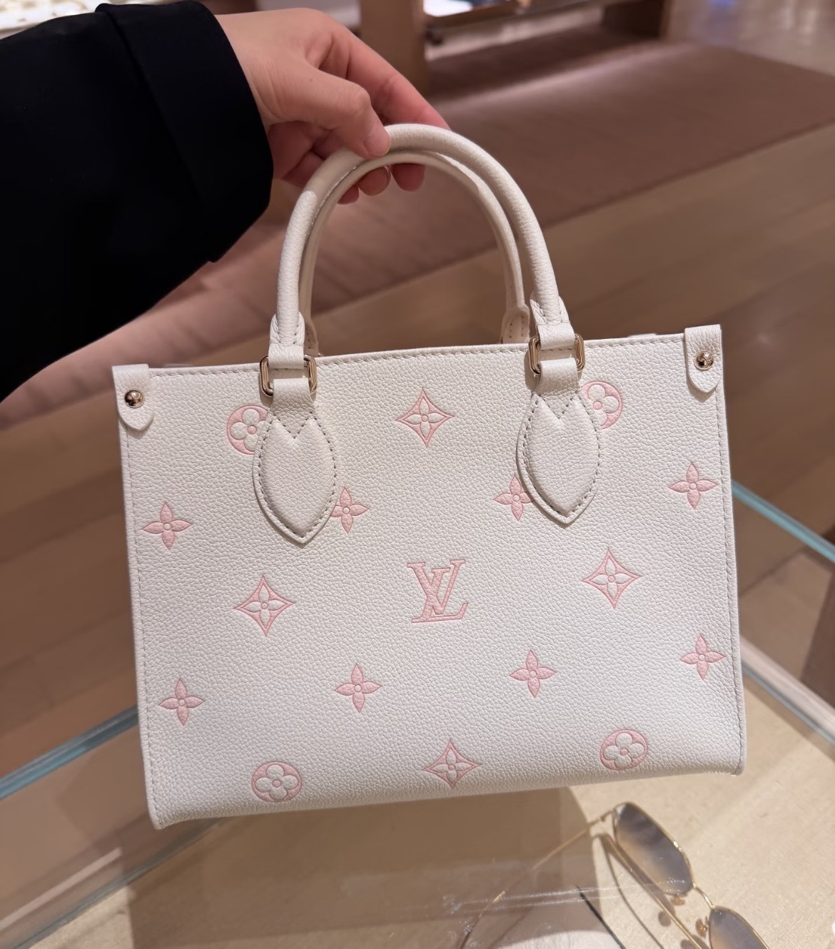 【上品なミルキーカラー♪】Louis Vuitton★オンザゴー PM