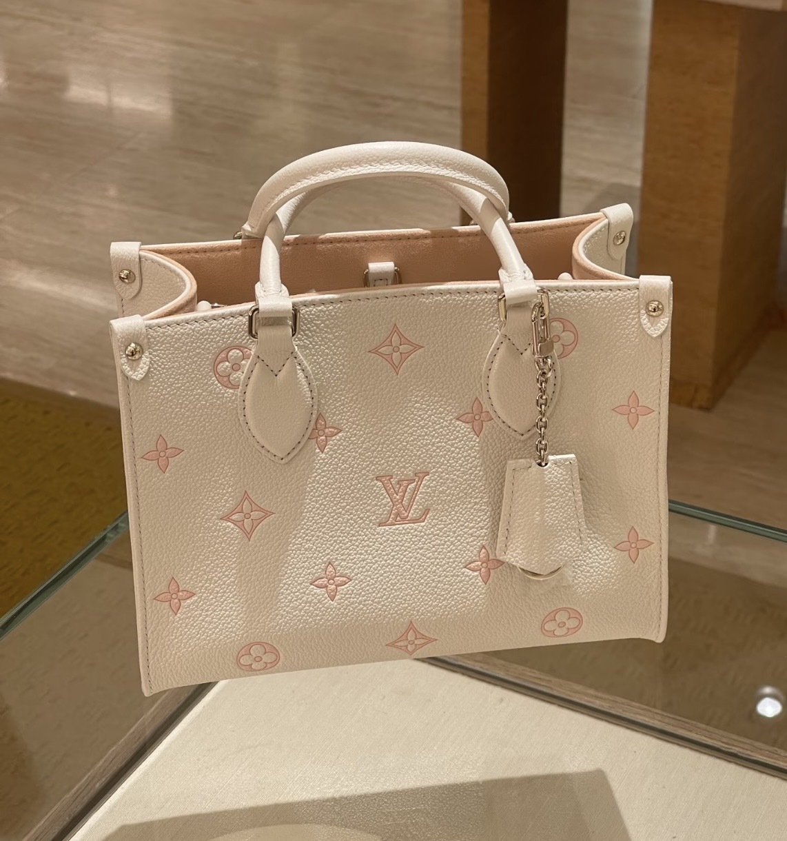 【上品なミルキーカラー♪】Louis Vuitton★オンザゴー PM