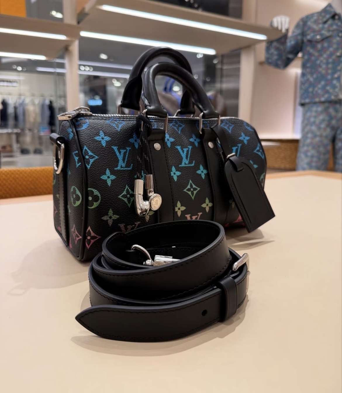 【目を惹くグラデーション♪】Louis Vuitton★バンドリエール25
