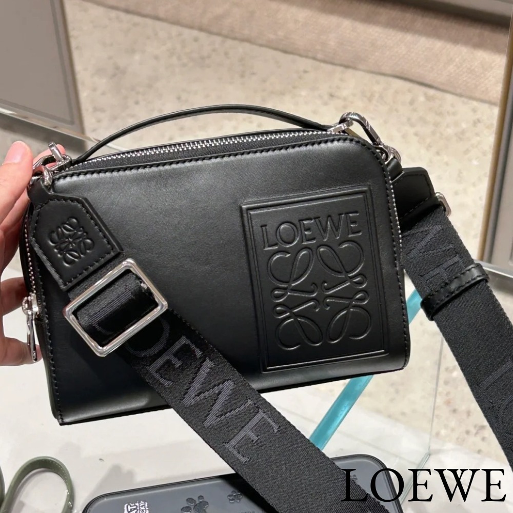 人気 LOEWE カメラ クロスボディバッグ ミニ（サテンカーフ）