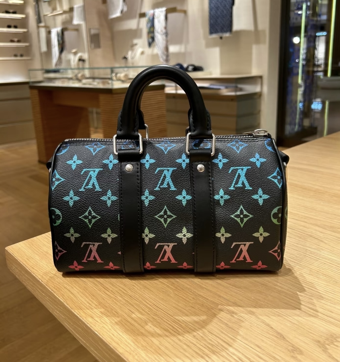 【目を惹くグラデーション♪】Louis Vuitton★バンドリエール25