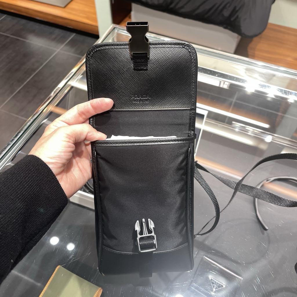 ★PRADA★RE-NYLONスマートフォンケース ショルダーバッグ2ZH109