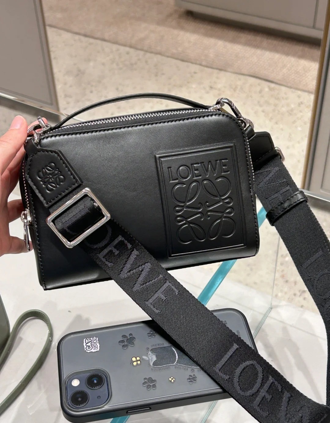 人気 LOEWE カメラ クロスボディバッグ ミニ（サテンカーフ）