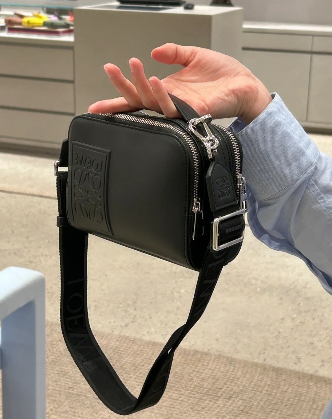 人気 LOEWE カメラ クロスボディバッグ ミニ（サテンカーフ）