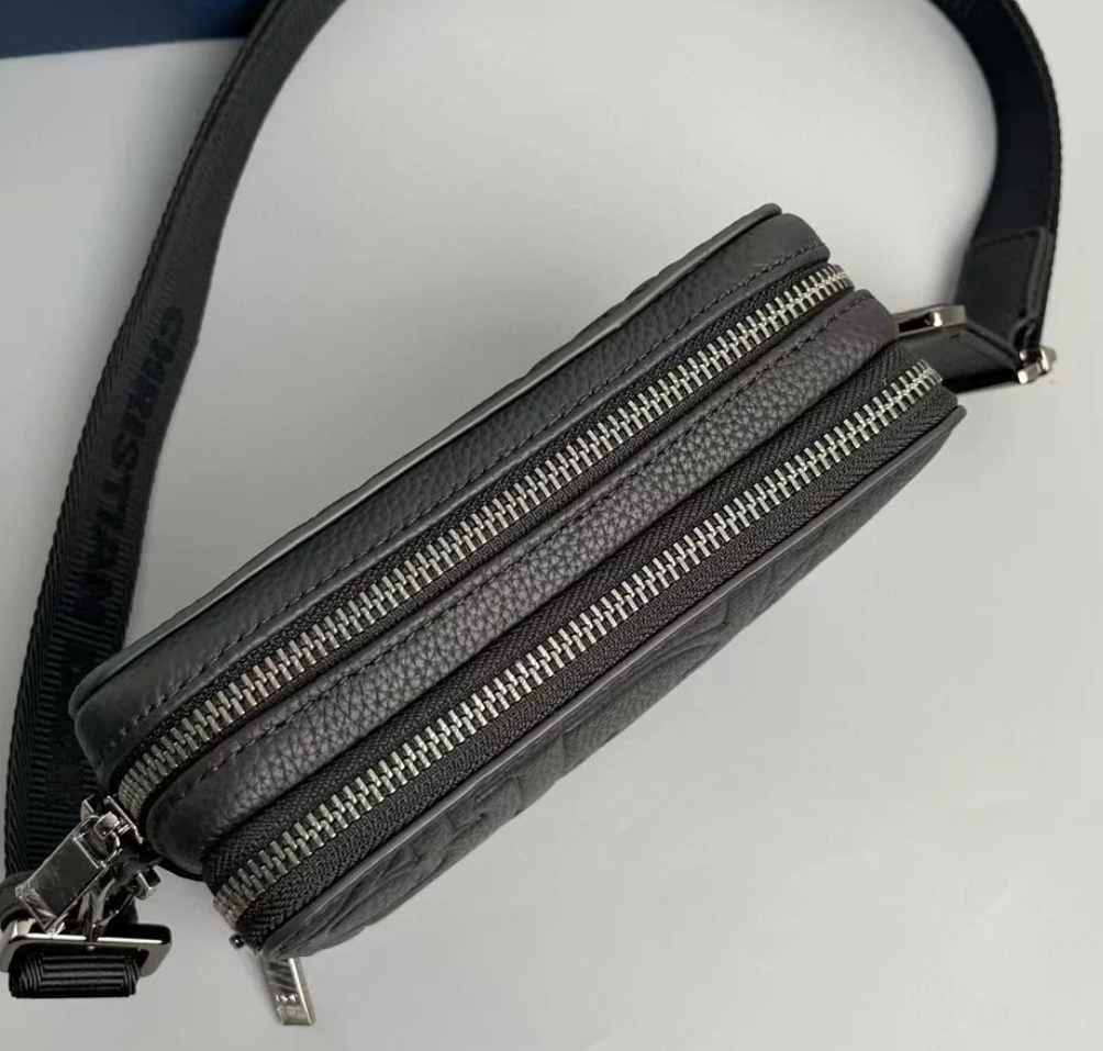 *DIOR* ディオール ストラップ付き ジップポーチ