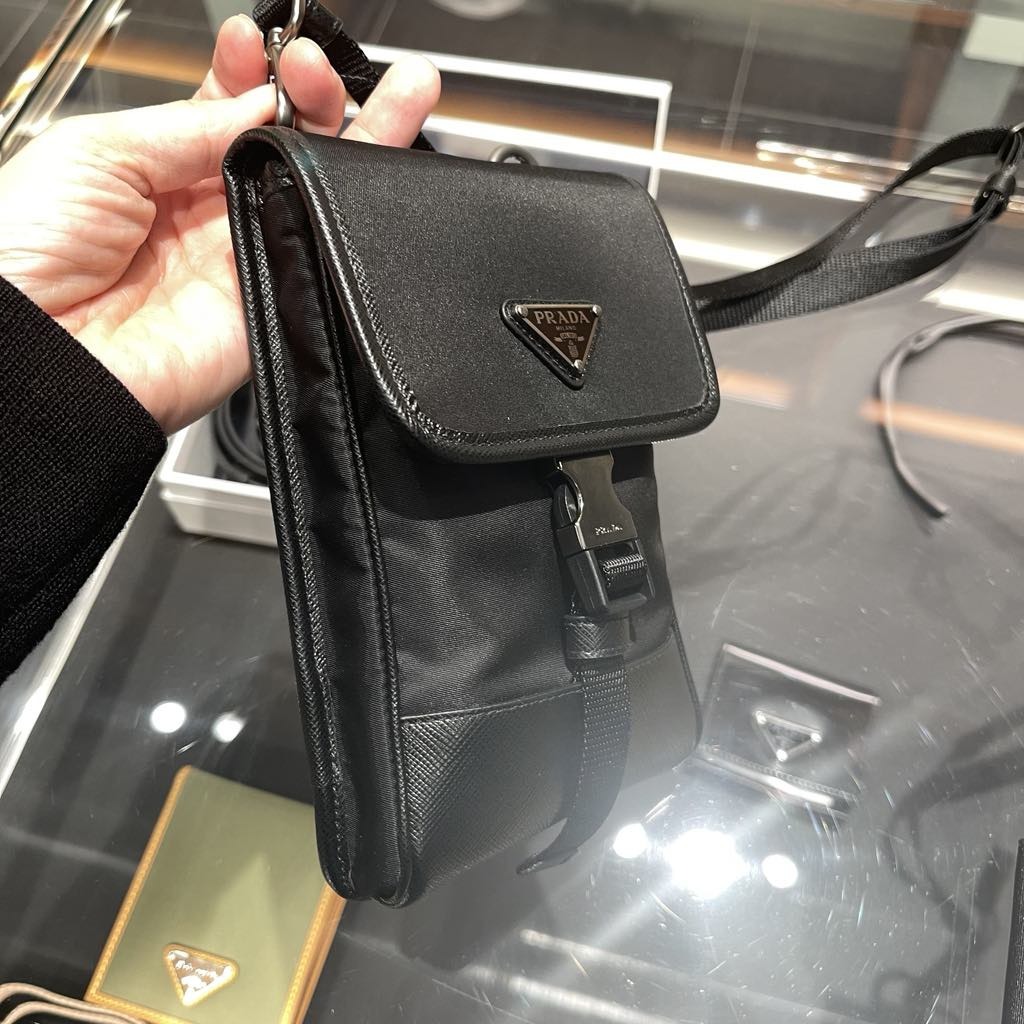 ★PRADA★RE-NYLONスマートフォンケース ショルダーバッグ2ZH109