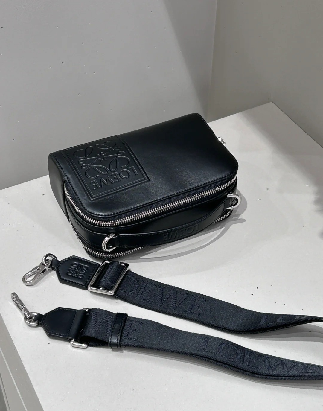 人気 LOEWE カメラ クロスボディバッグ ミニ（サテンカーフ）