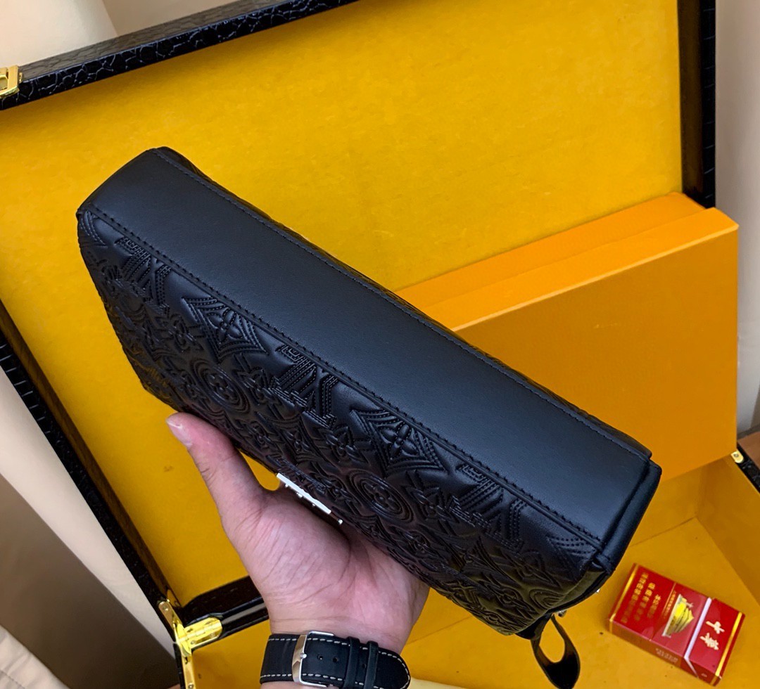 LOUIS VUITTON（ルイヴィトン）クラッチバッグ 28x19x3cm