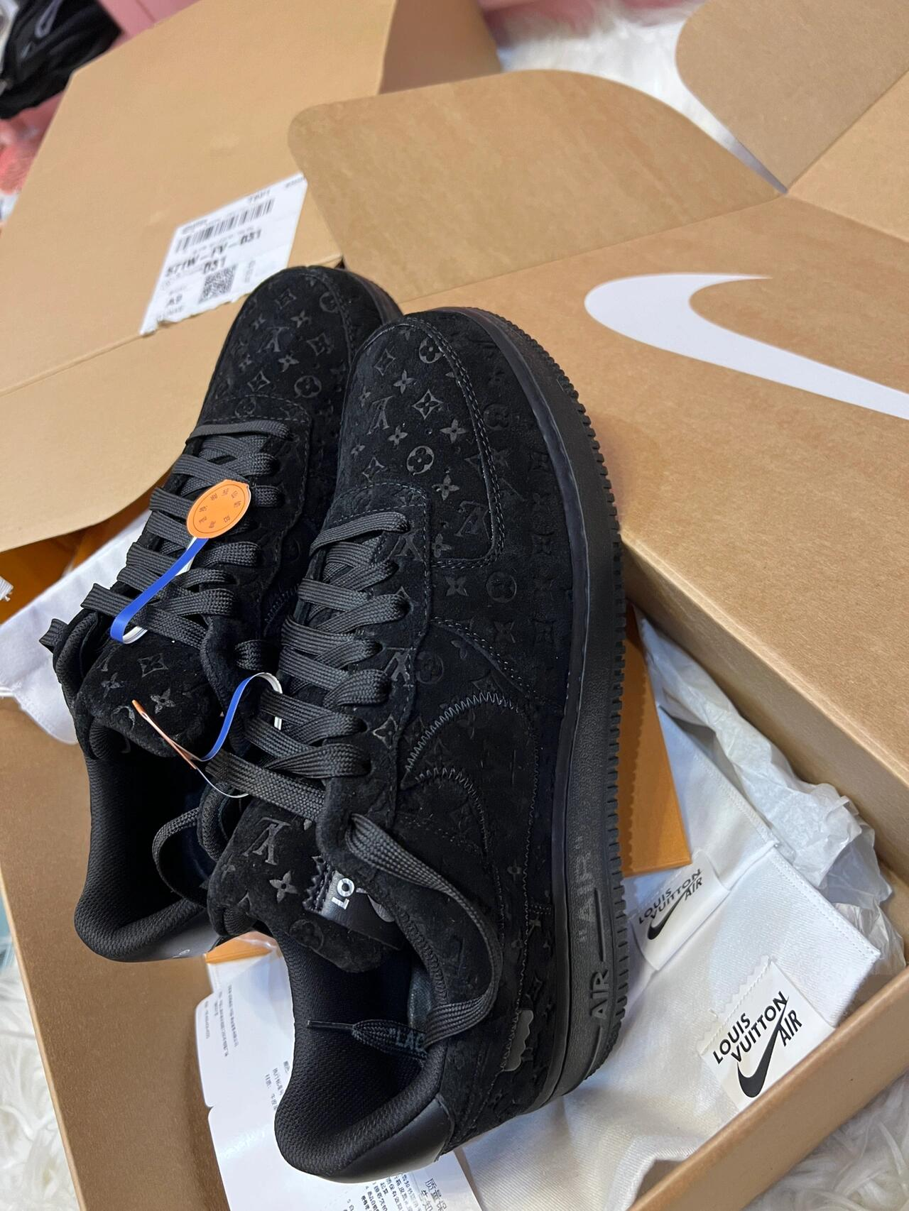 【Louis Vuitton x Nike】コラボ Air Force 1 Low & Pilot Case Black【日本未入荷】♪超入手困難