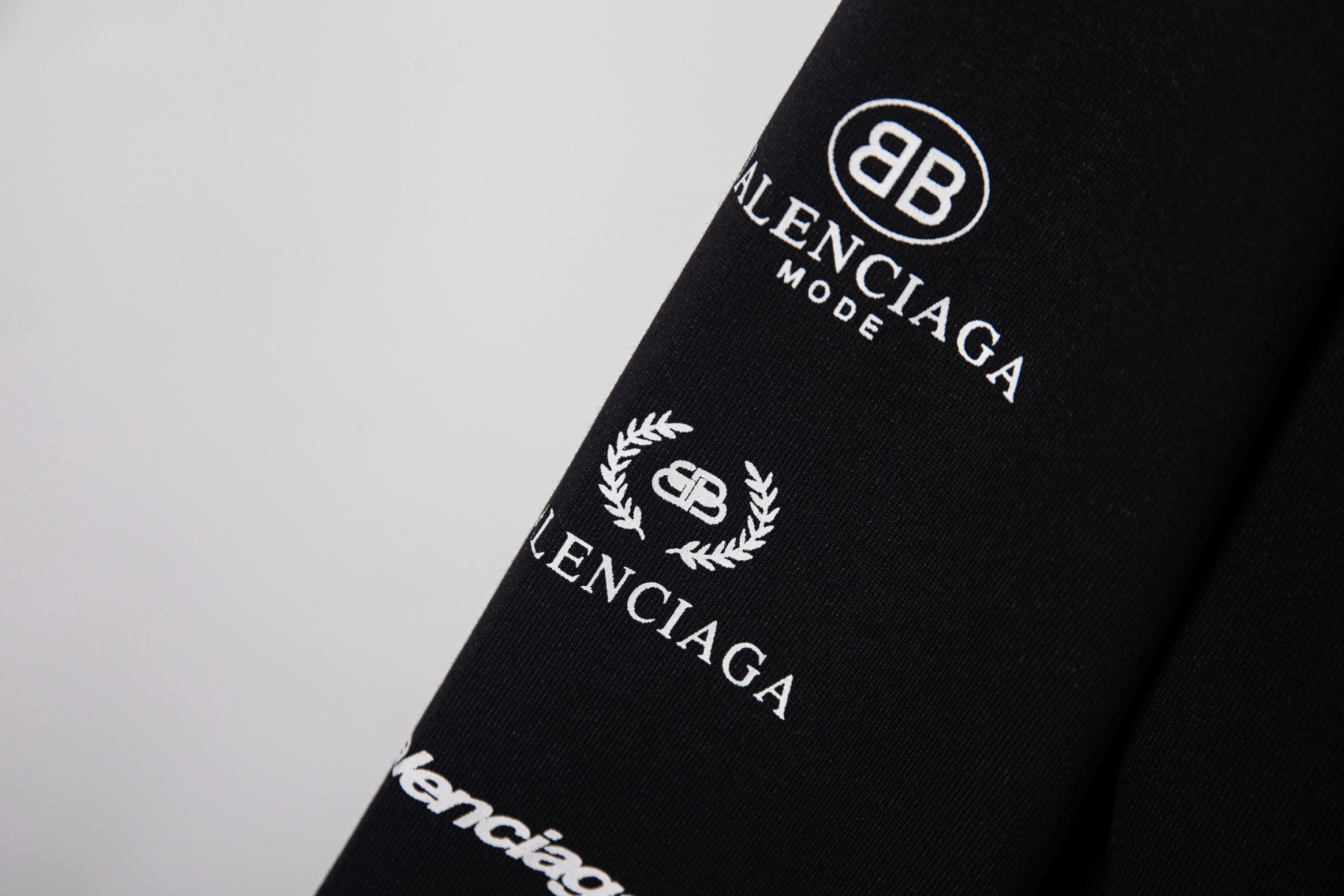 【BALENCIAGA】プリント長袖 T シャツ