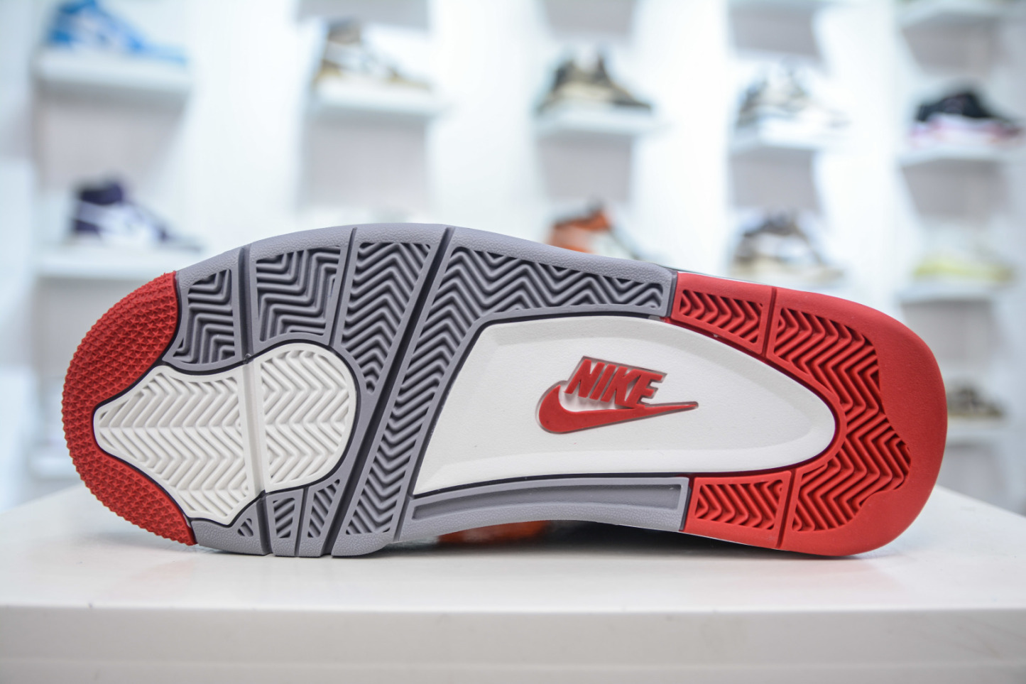 NIKE AIR JORDAN 4 AJ4 Retro Bull