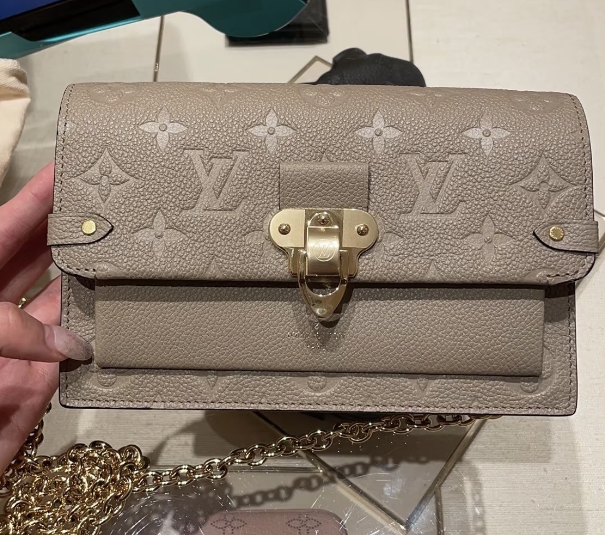 【エレガントなミニバッグ】 Louis Vuitton チェーンバッグ 財布