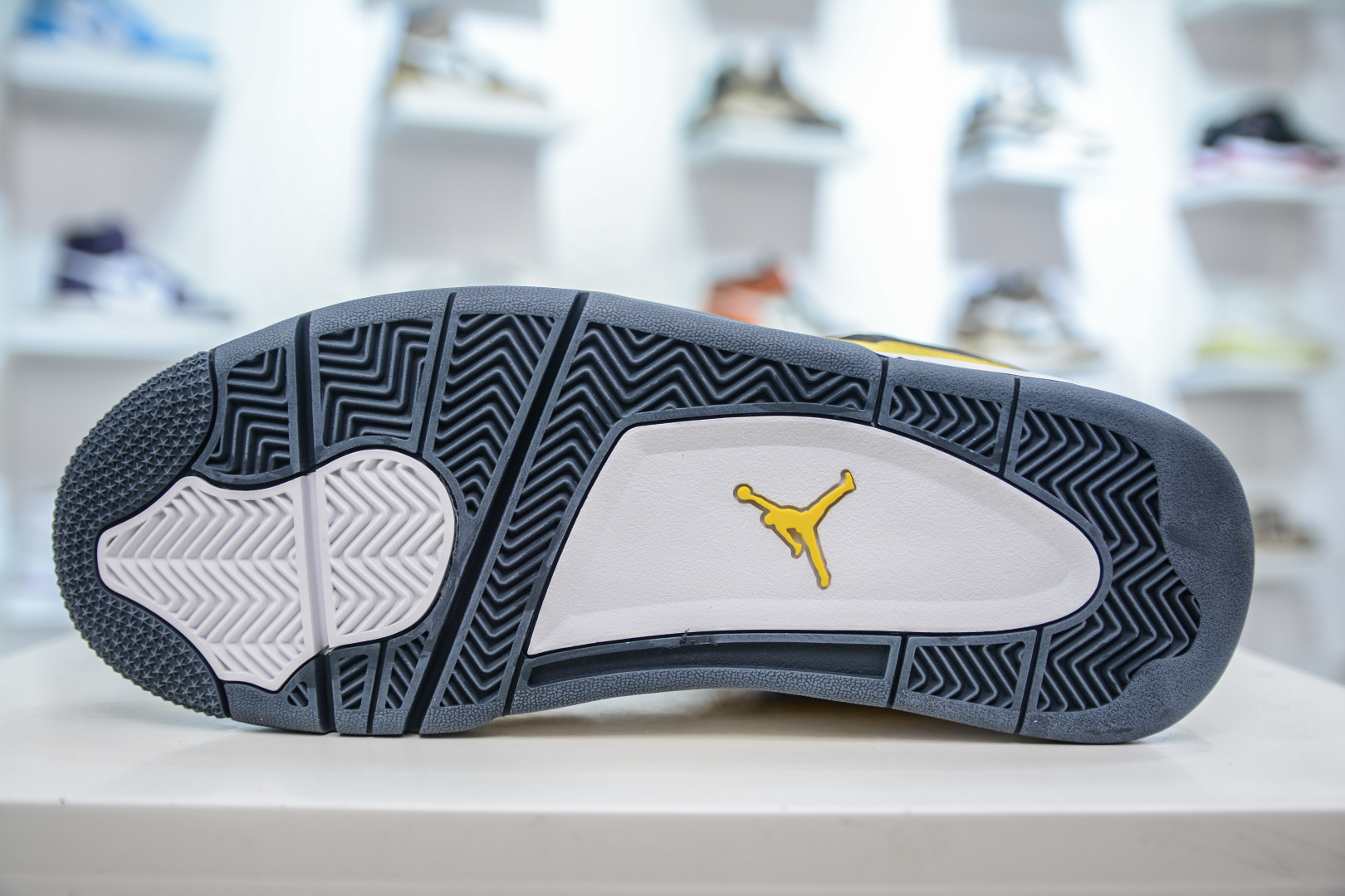 NIKE AIR JORDAN 4 AJ4 Retro "Tour Yellow"