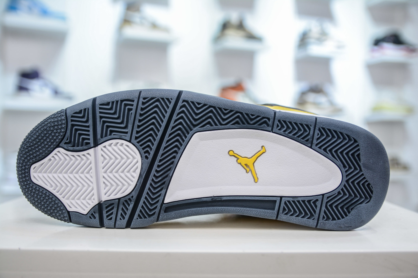 NIKE AIR JORDAN 4 AJ4 Retro "Tour Yellow"