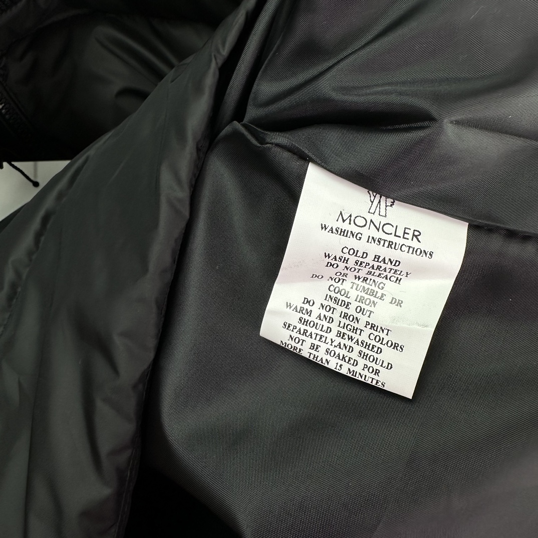 【Moncler】 ダウンジャケット大特価開催