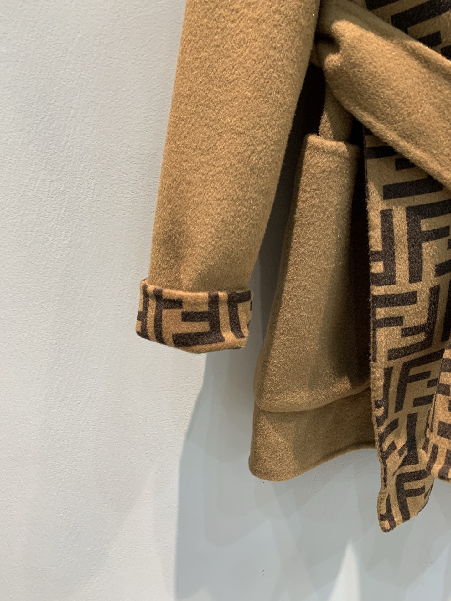 【FENDI旗艦店】フェンディ オーバーコート ご好評に付き再入荷！