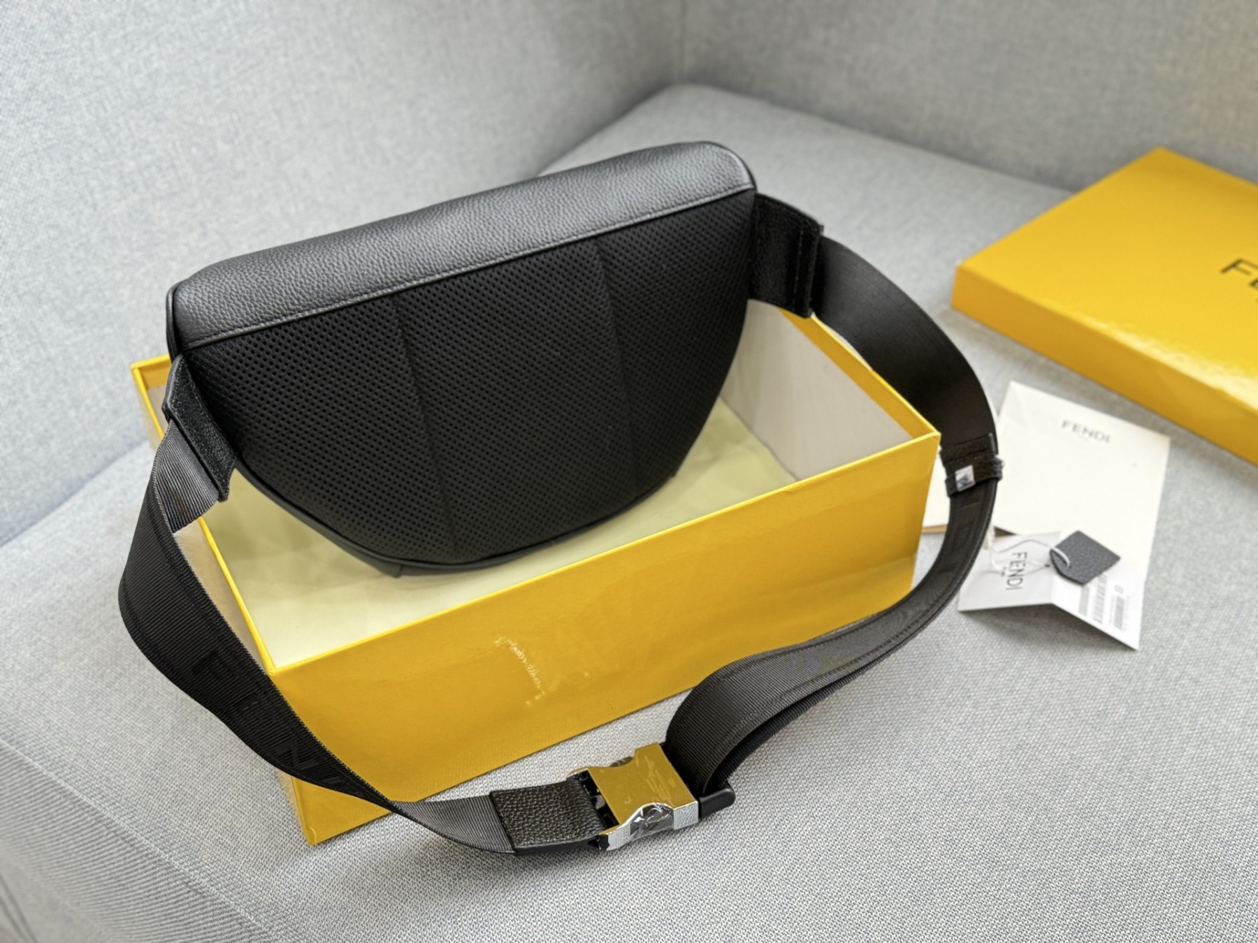 国内発送【FENDI】プラダ ボディバッグ