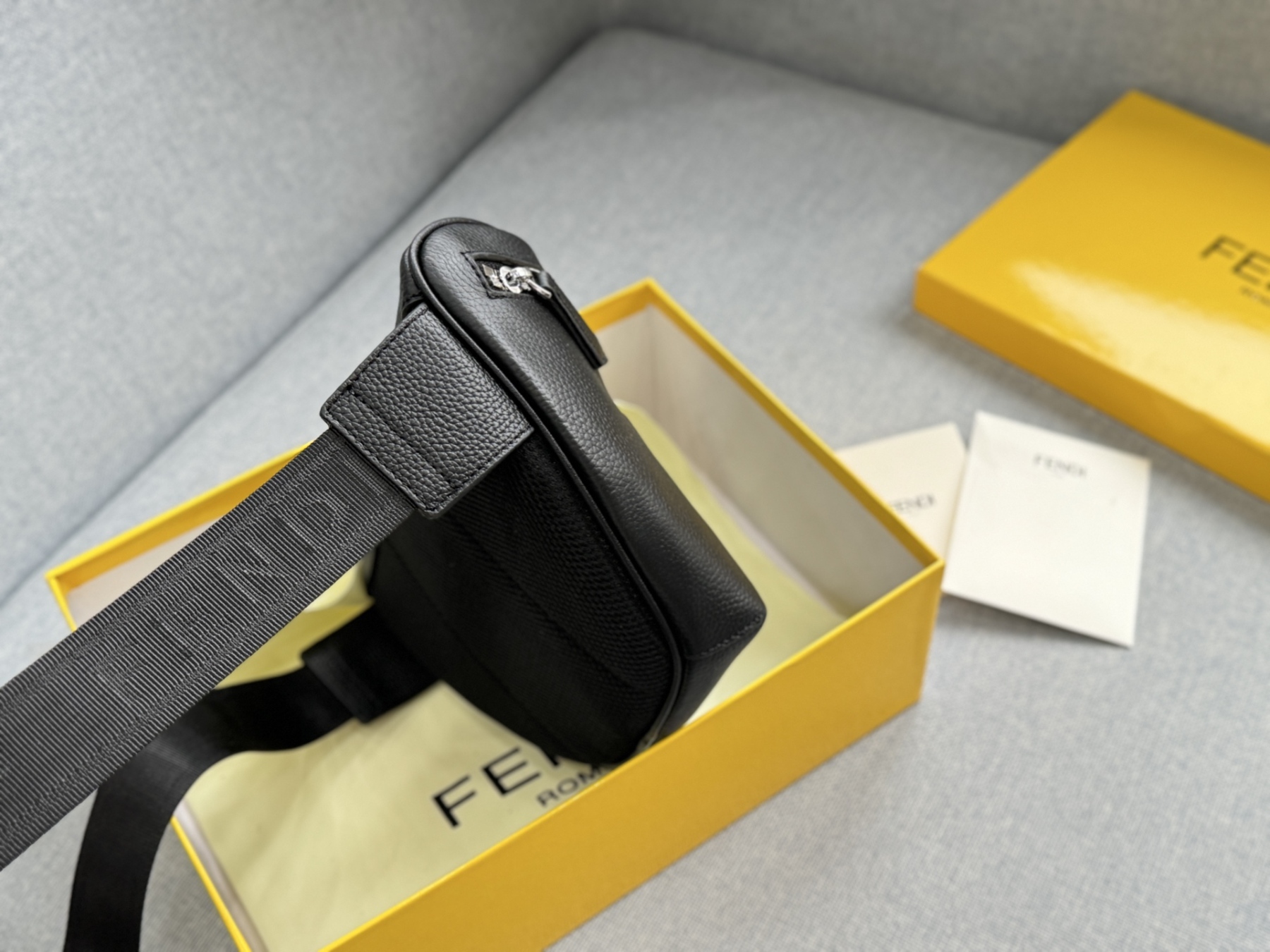 国内発送【FENDI】プラダ ボディバッグ