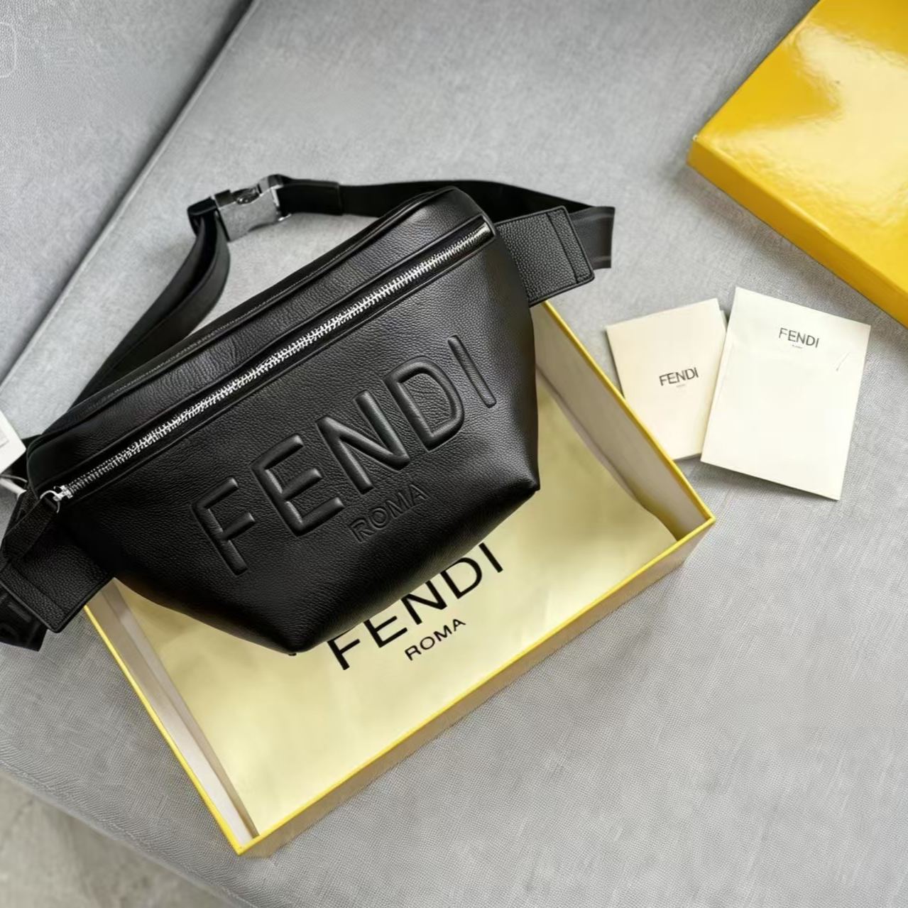 国内発送【FENDI】プラダ ボディバッグ