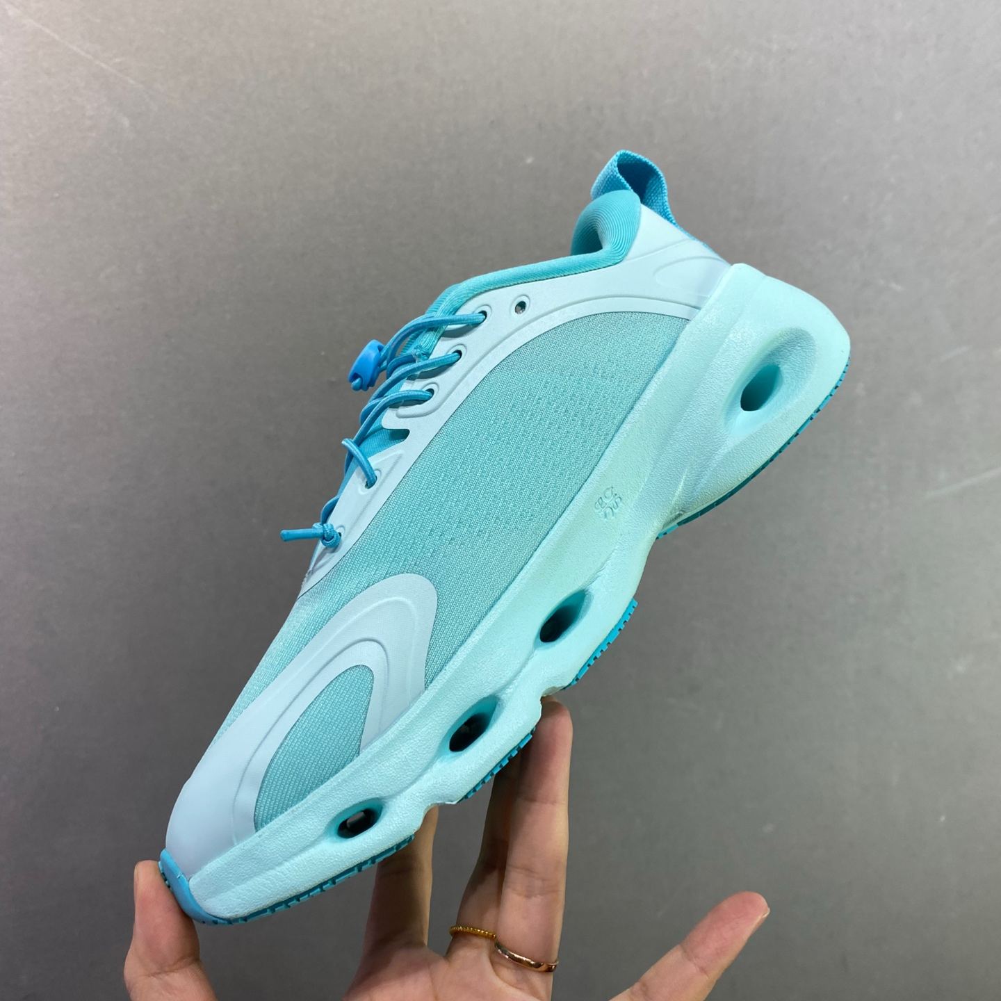 【超人気】LOEWE *ON CloudTec 軽量・快適 ローカット 多機能カジュアルスニーカー