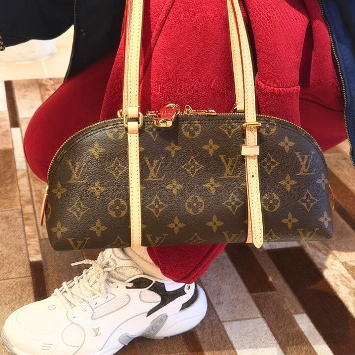 【大人気の名品バッグ♪】Louis Vuitton スクワイア EW