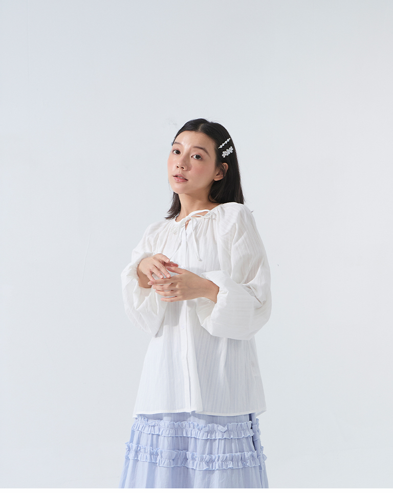 クルーネックリボンシアーブラウス