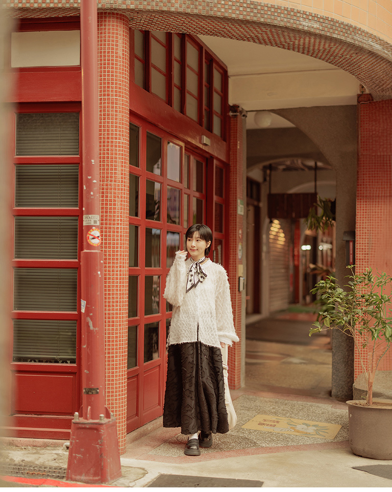 春1未收到---フェザーラウンドネックシアーシャツ 3色展開