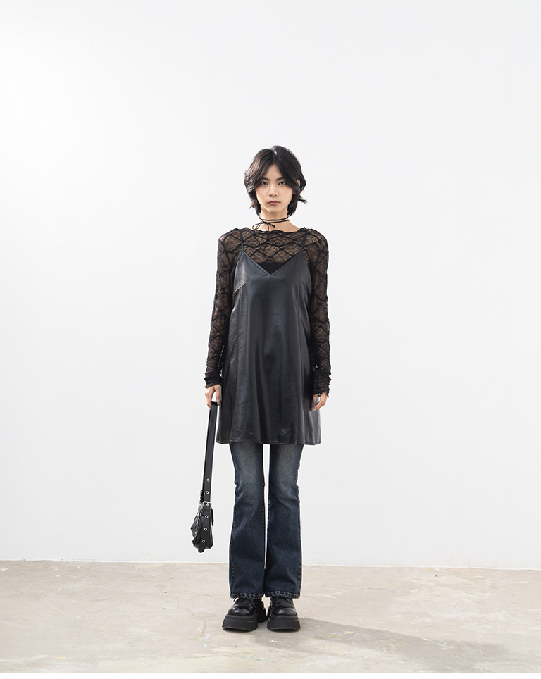 Vネックフェイクレザーミニワンピース 2色展開