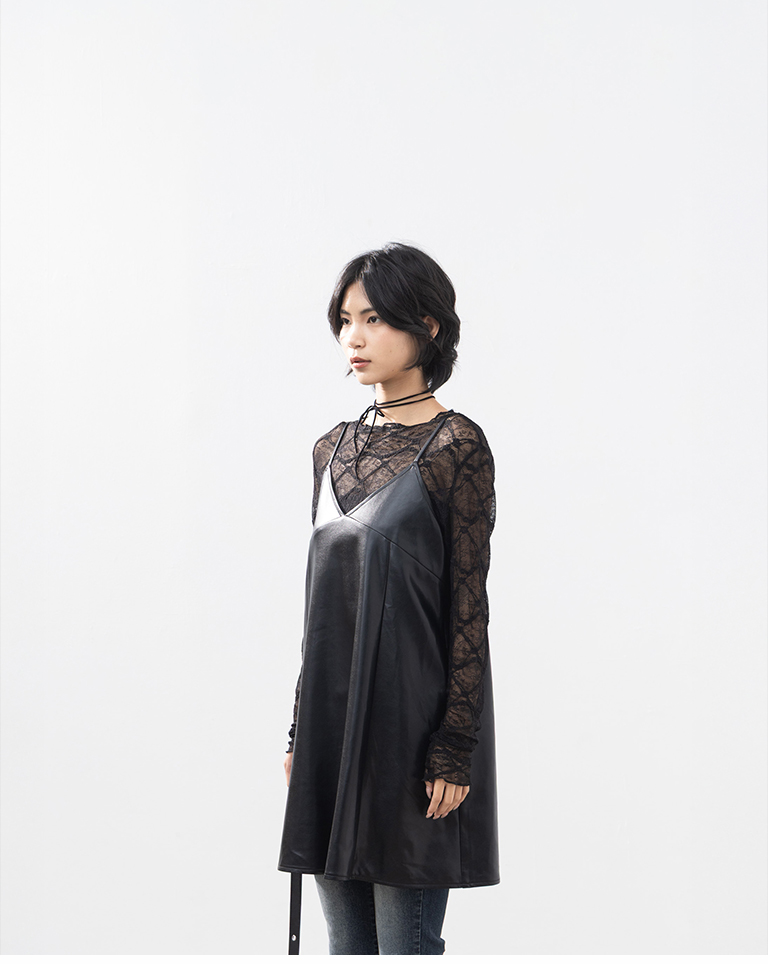 Vネックフェイクレザーミニワンピース 2色展開