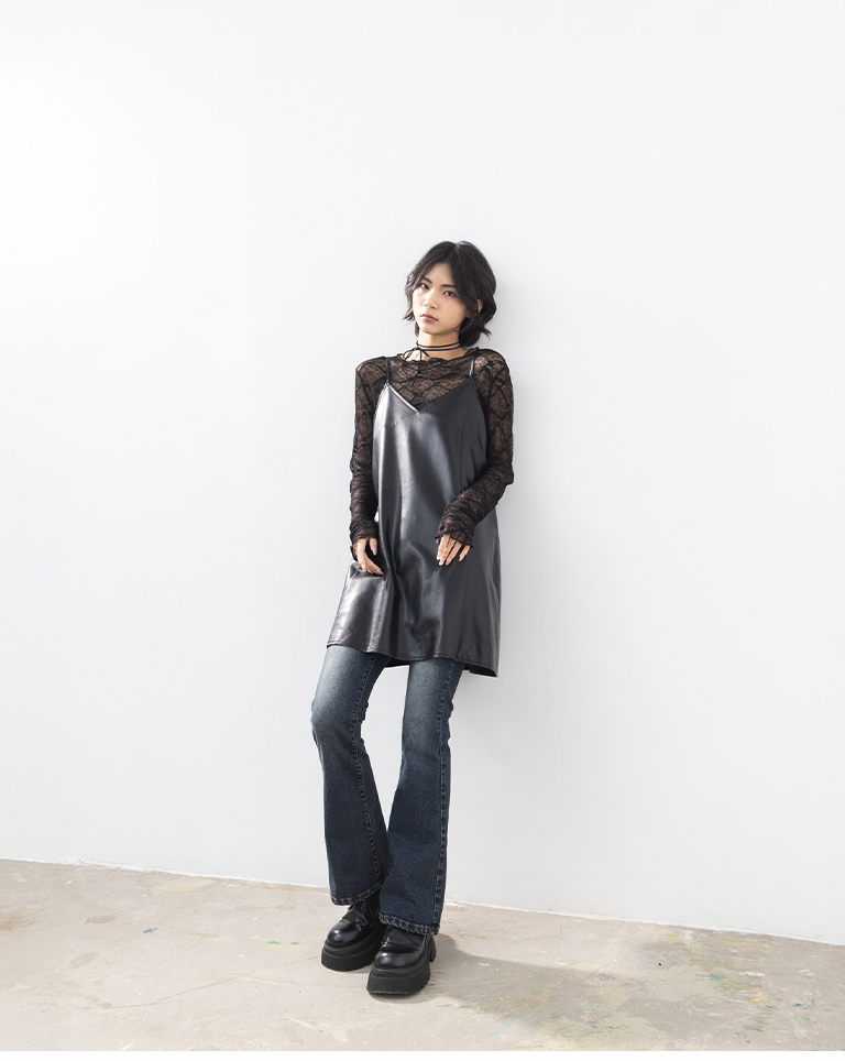 Vネックフェイクレザーミニワンピース 2色展開