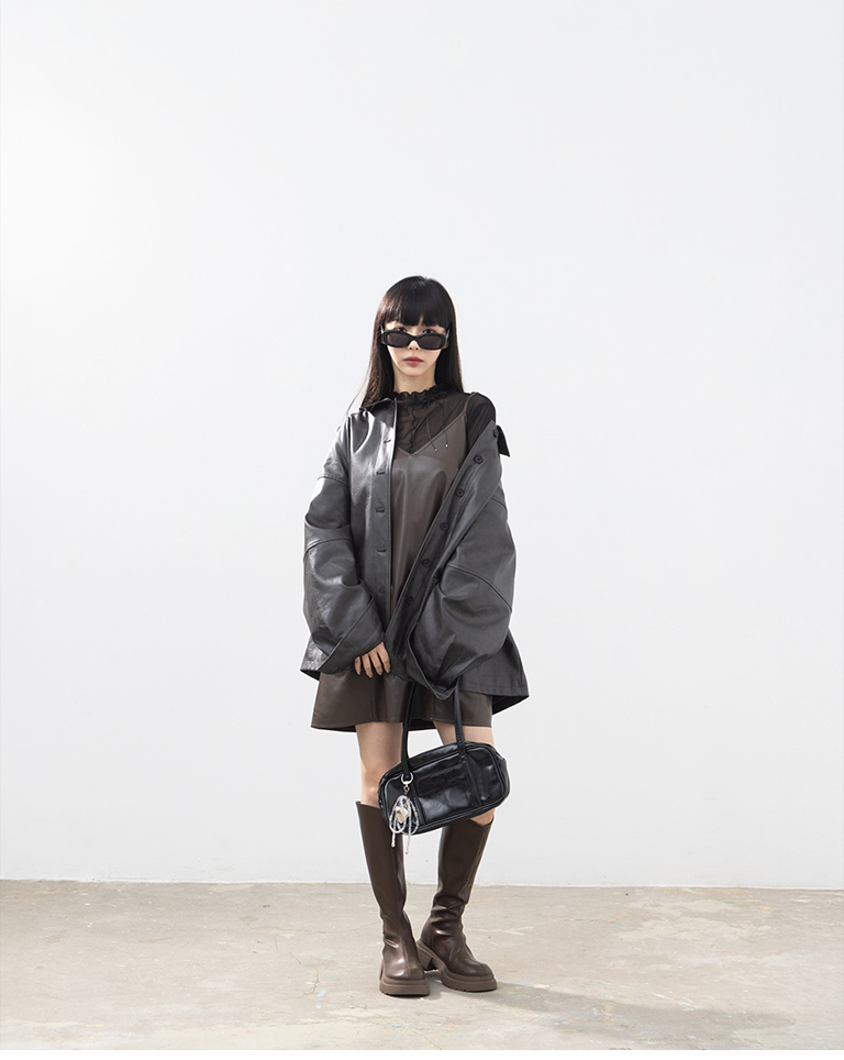 Vネックフェイクレザーミニワンピース 2色展開