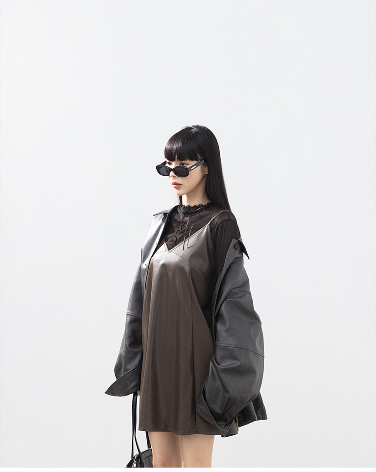 Vネックフェイクレザーミニワンピース 2色展開