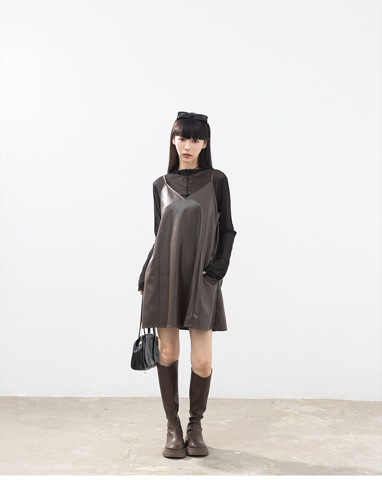 Vネックフェイクレザーミニワンピース 2色展開