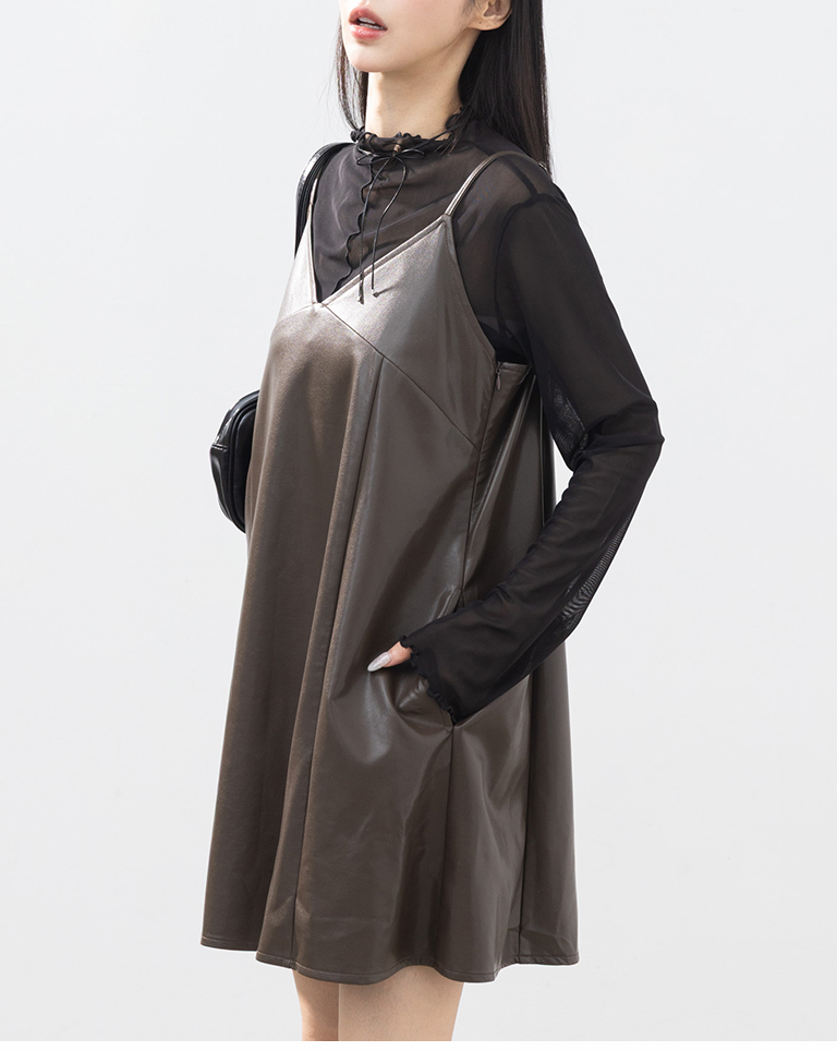 Vネックフェイクレザーミニワンピース 2色展開