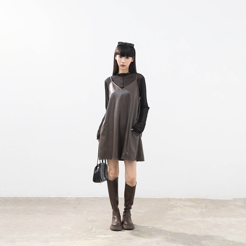 Vネックフェイクレザーミニワンピース 2色展開