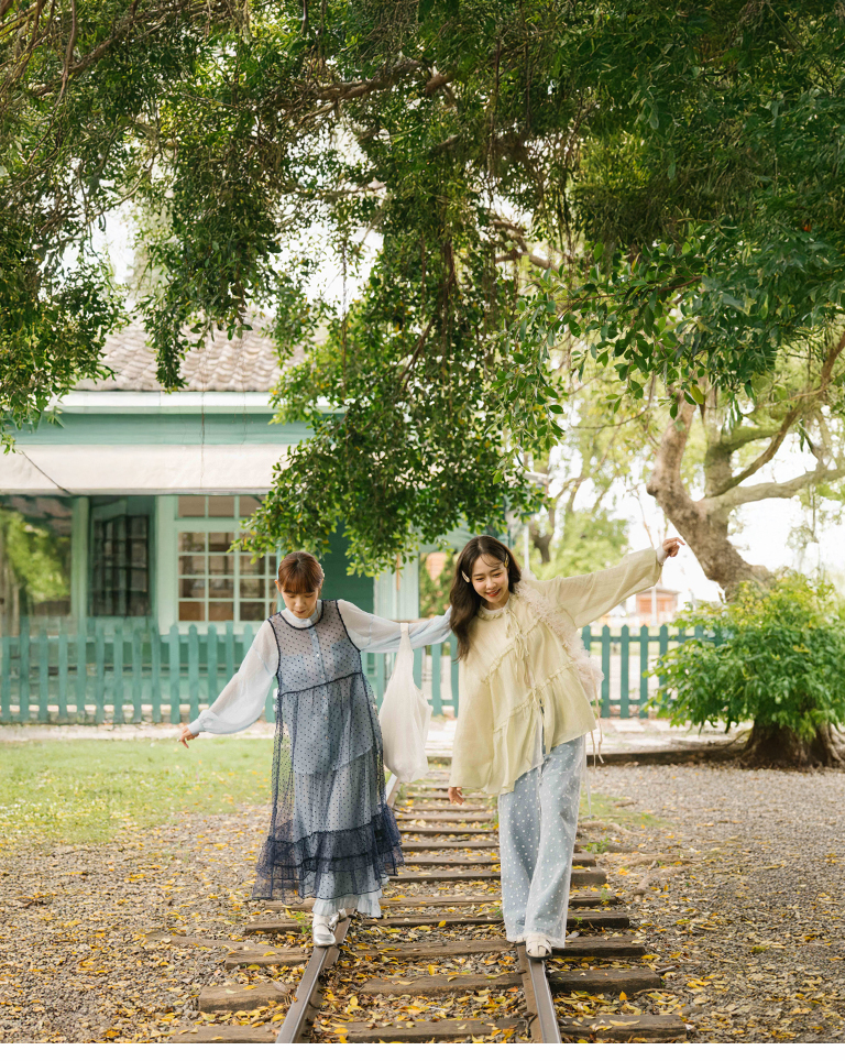 フリルシアーブラウス 2色展開