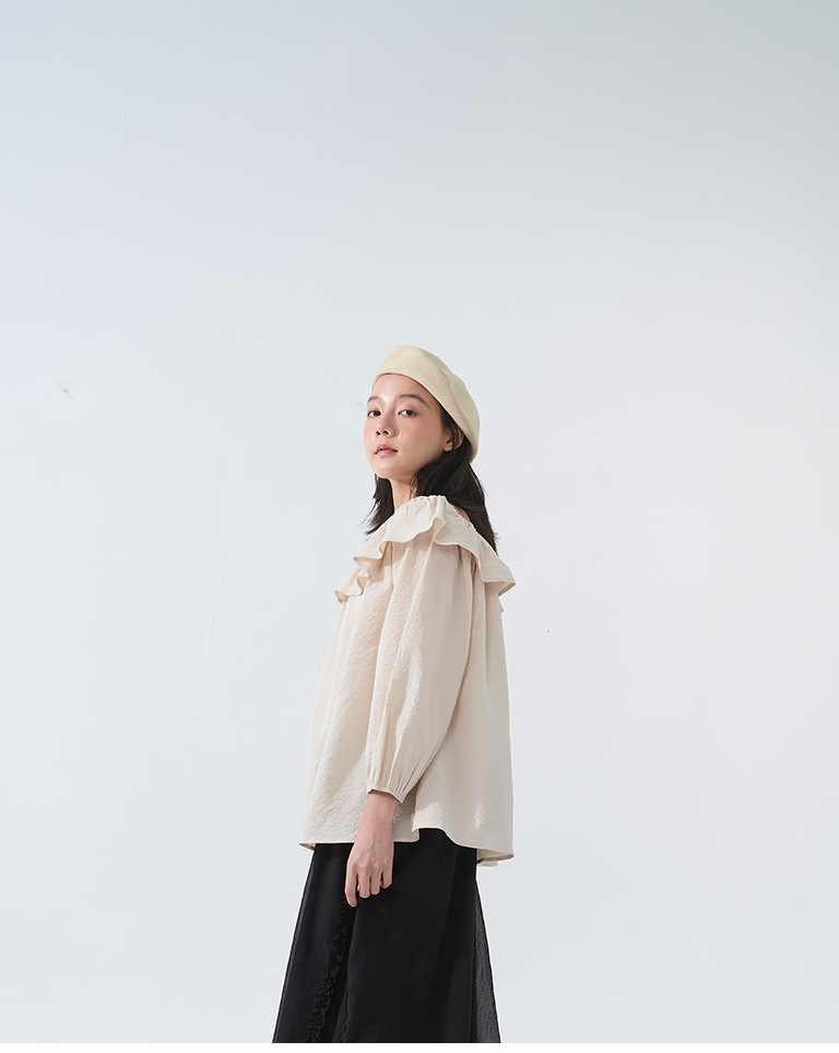 オフショルフリルトップス2色展開