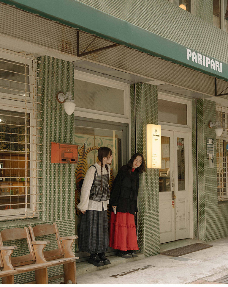 フラワー型押しフリルベスト　3色展開