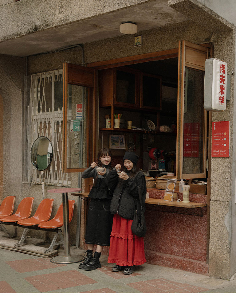 フラワー型押しフリルベスト　3色展開